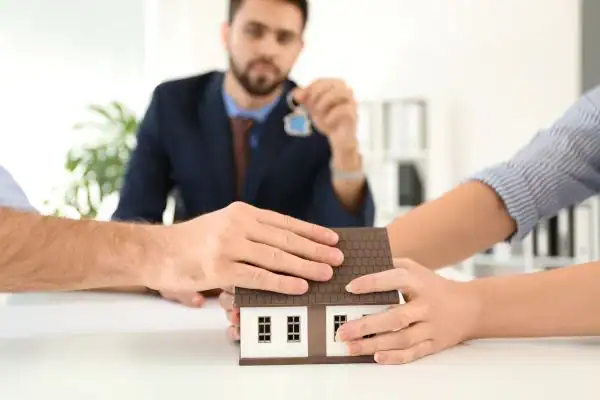 Couple arguing over property in divorce mediation Barnet